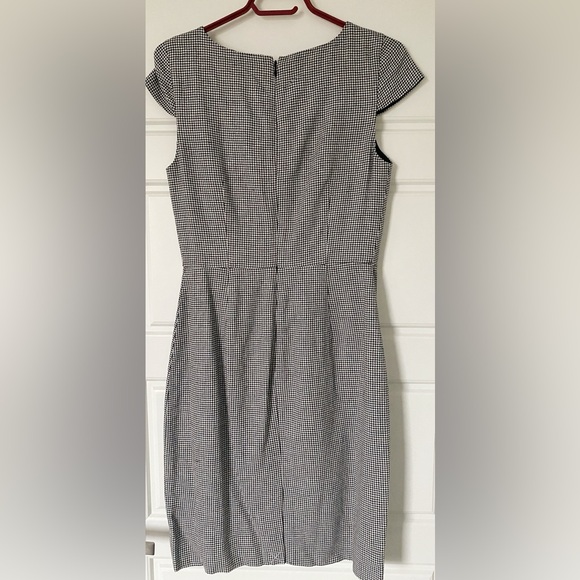 A beautiful linen dress that’s never been worn! Perfect for work or play. - Picture 4 of 7
